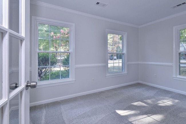 Building Photo - Spacious End-Unit Townhome