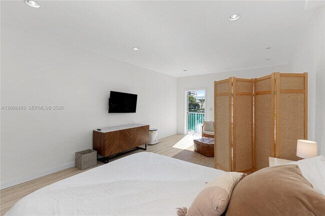 Building Photo - 2445 Lake Pancoast Dr