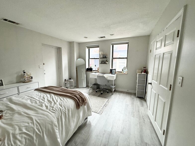 Building Photo - 71 Gainsborough St