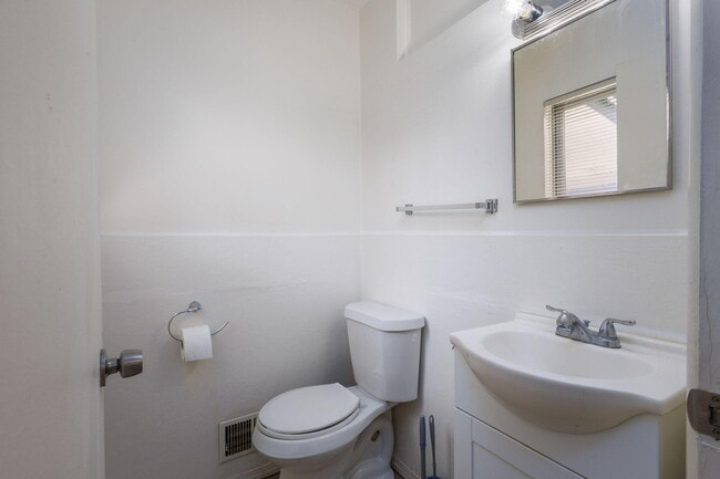 Building Photo - 164 Westway St