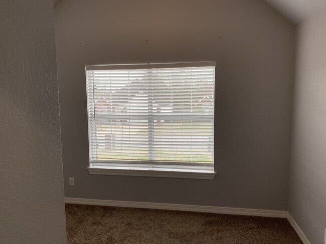 Building Photo - 572 Branchwood Ave