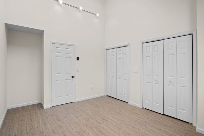 Building Photo - 7 River Rd