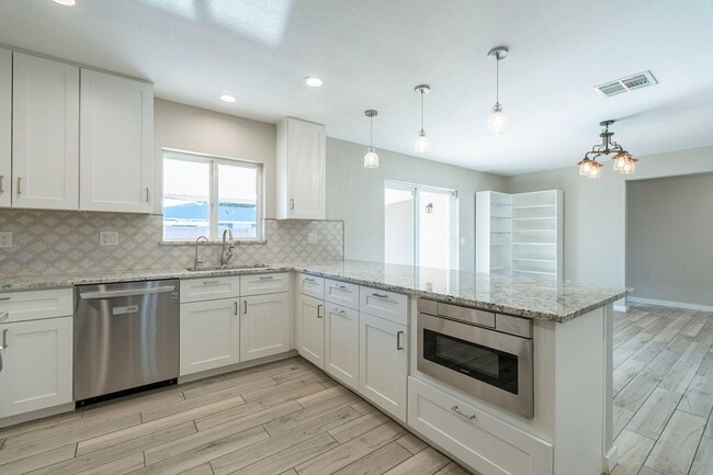 Building Photo - BEAUTIFUL SOUTH SCOTTSDALE - CORNER LOT & ...