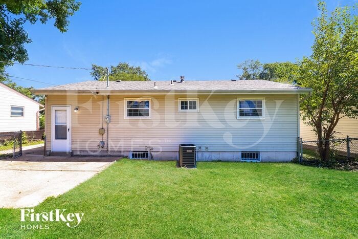 Building Photo - 740 Lilac Dr