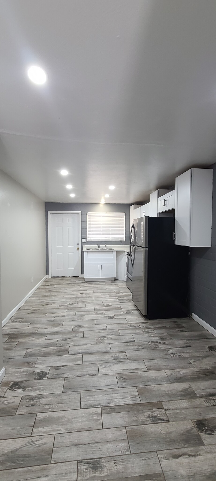 Kitchen - 2332 N Catalina Ave