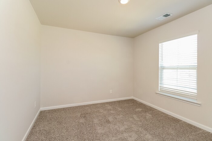 Building Photo - 304 Crooked Pne Ct