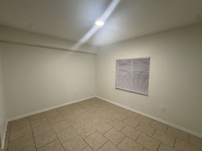 Building Photo - "Charming 3-Bed, 2-Bath Gem in Riverview –...