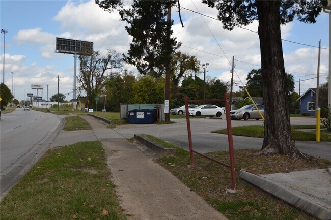 Building Photo - 304 Dell Ct