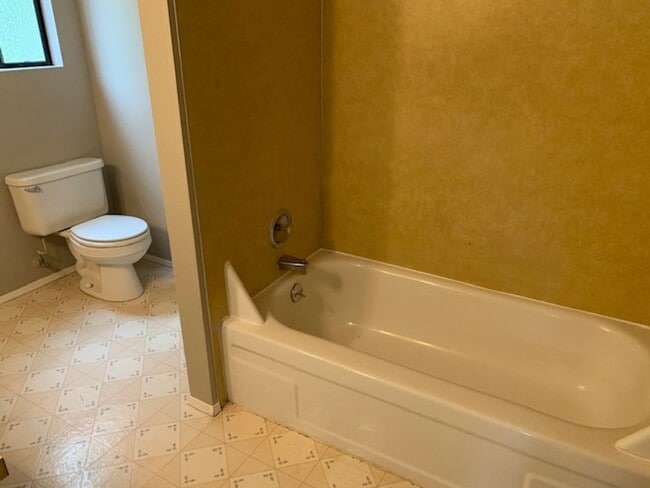 Building Photo - Kenmore House / RENT SPECIAL