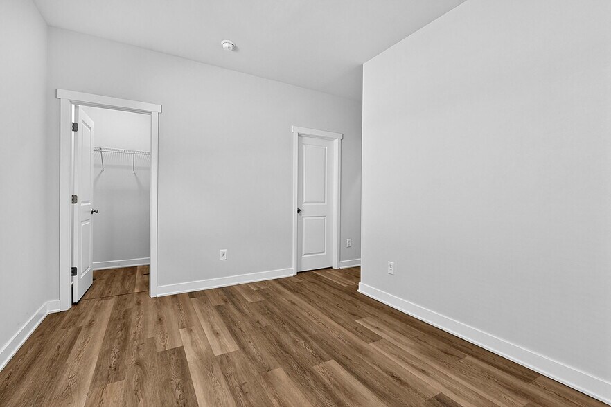 Building Photo - 3947 Rookwood Ave