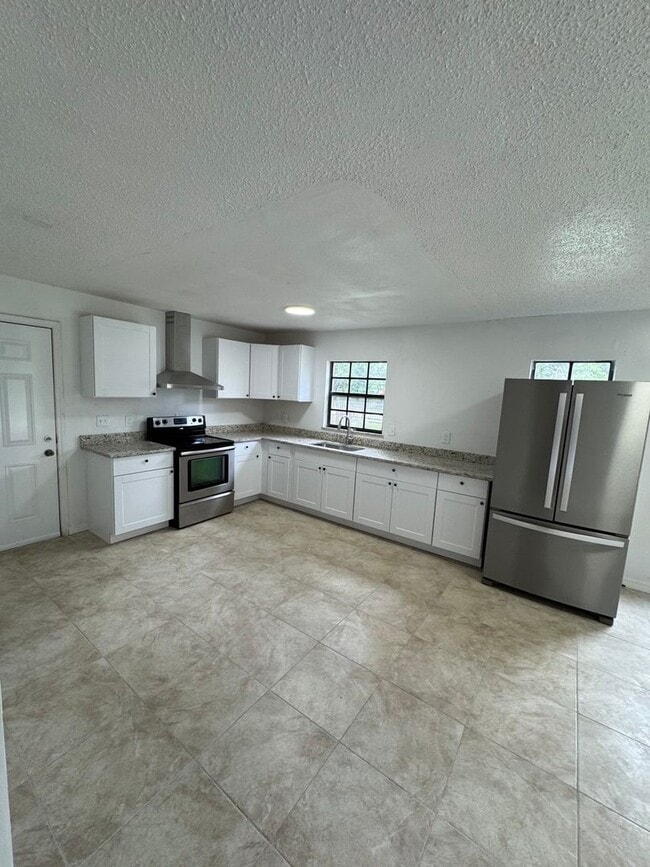Building Photo - Charming 2-Bedroom Duplex on a Private Corner Lot in Lakeland, FL!