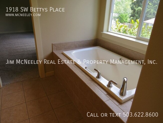 Building Photo - 1918 SW Betty's Pl