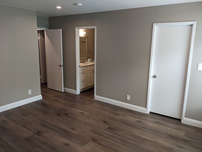 Building Photo - 4 Bed-2.5 Bath Two Story Home in San Diego