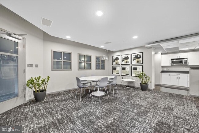 Building Photo - 1300 N St NW