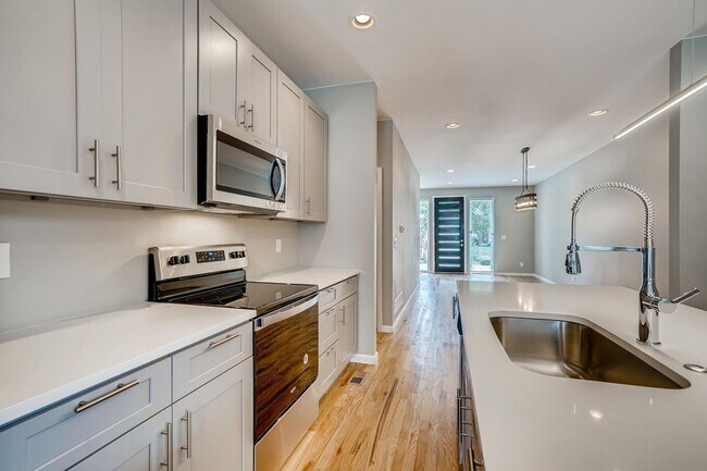 Building Photo - Amenity - Packed 3 Bedroom Townhome for Rent