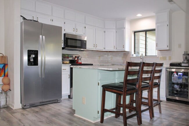 Building Photo - Contemporary duplex with first floor primary