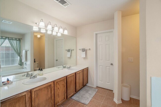 Building Photo - 1327 Primrose Dr