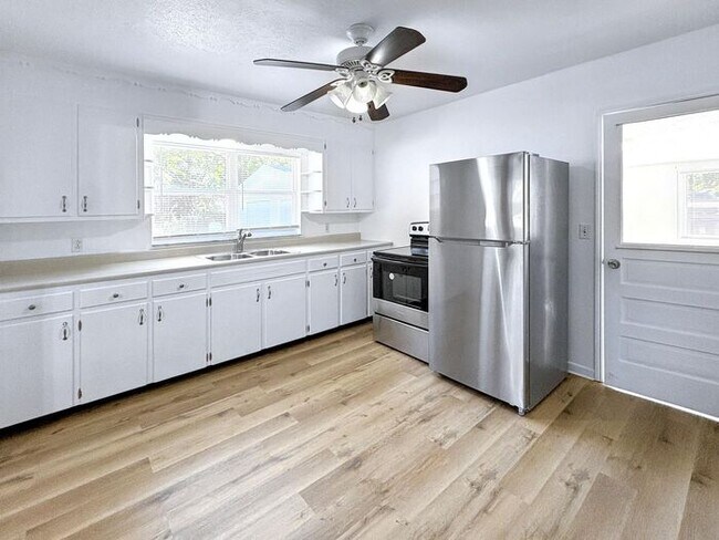 Building Photo - 3-Bedroom Home in a Convenient Location / ...
