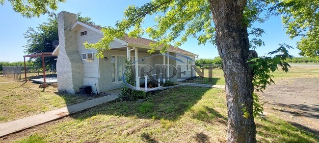 Building Photo - 2 bedroom, 2 bath house, plus a bonus room, located in the country.