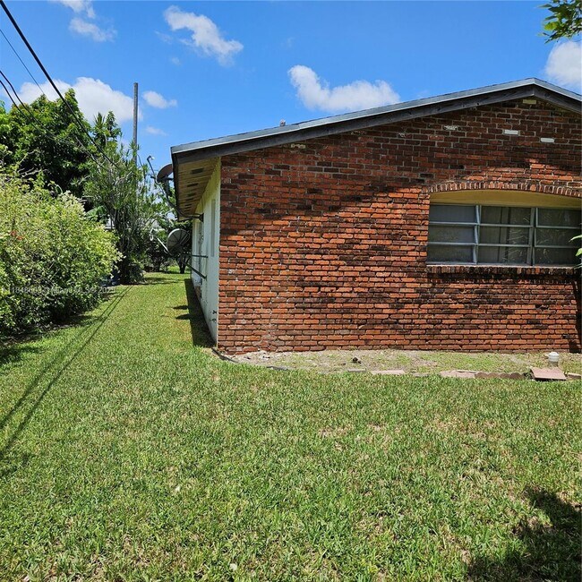 Building Photo - 18260 NE 8th Ave