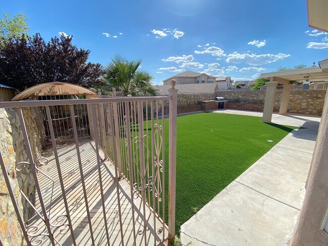 Building Photo - East El Paso 4bed3bath Refrig A/C with out...