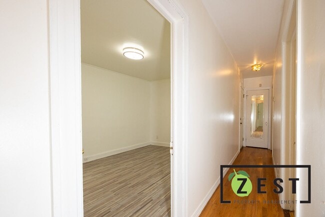 Building Photo - ***OPEN HOUSE SAT. OCT. 11TH 2025 10-10:30AM*** Spacious Upper Flat with Bonus Room, Garage, and ...