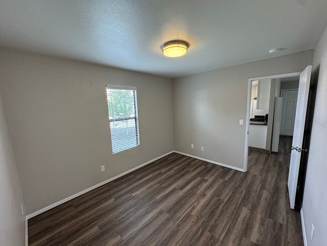 Building Photo - 606 8th St