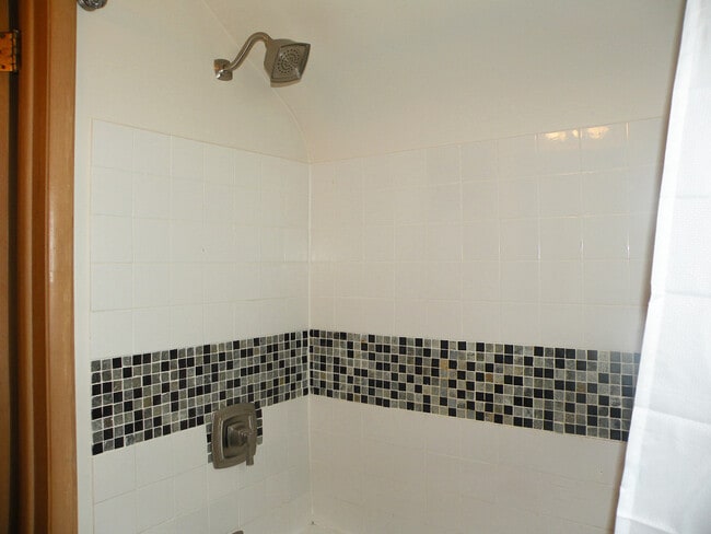 Building Photo - 3 Bed - 2 Full Bath Cape Cod for Rent in E...