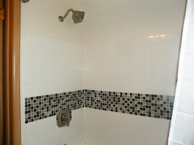 Building Photo - 3 Bed - 2 Full Bath Cape Cod for Rent in Euclid!