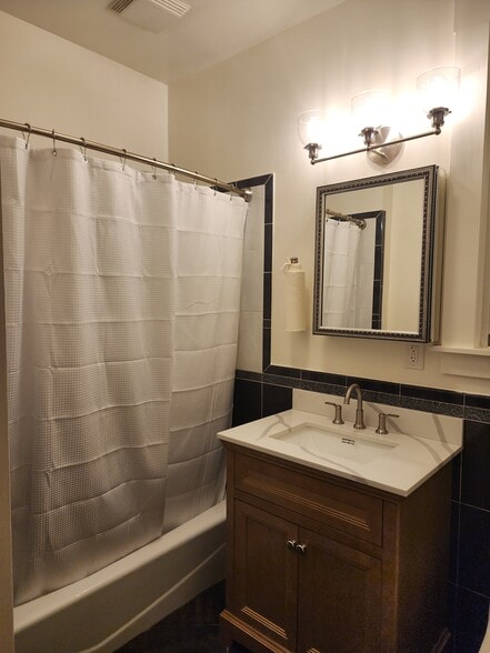 Building Photo - 521 18th Ave