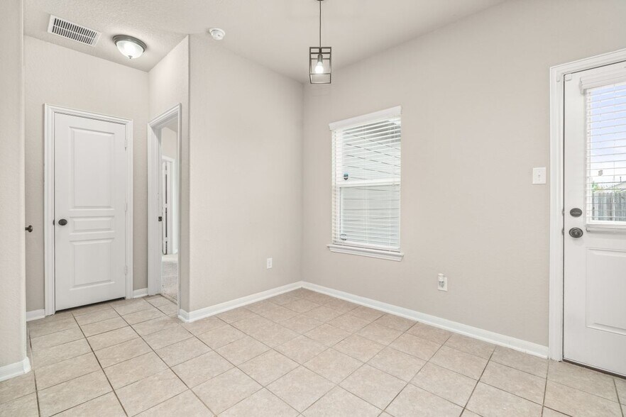 Building Photo - 7911 Deepwell Dr