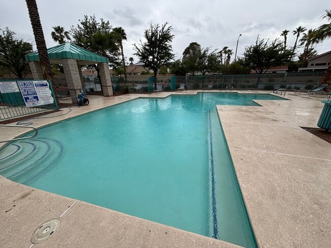 Building Photo - Gorgeous 3Bed/3Bath Home in the Gated Gree...