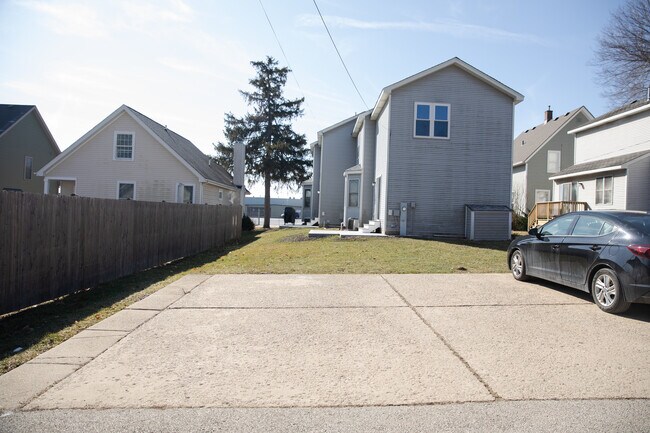 Building Photo - 713 Stevens St