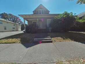 Building Photo - 1 Bedroom Tri-Plex ~ Close to Campus ~ Cat...