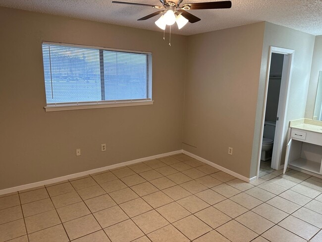 Building Photo - REFRESHED HALF DUPLEX IN IRVING!!