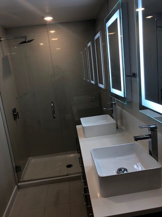 Building Photo - Beautiful Talbach House Condo!