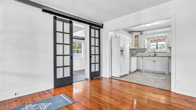 Building Photo - Beautiful S. Tampa 3BR/2BA remodeled home ...