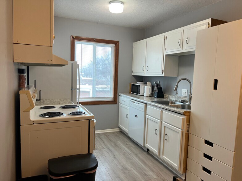 Primary Photo - 1911 Viking Dr NW