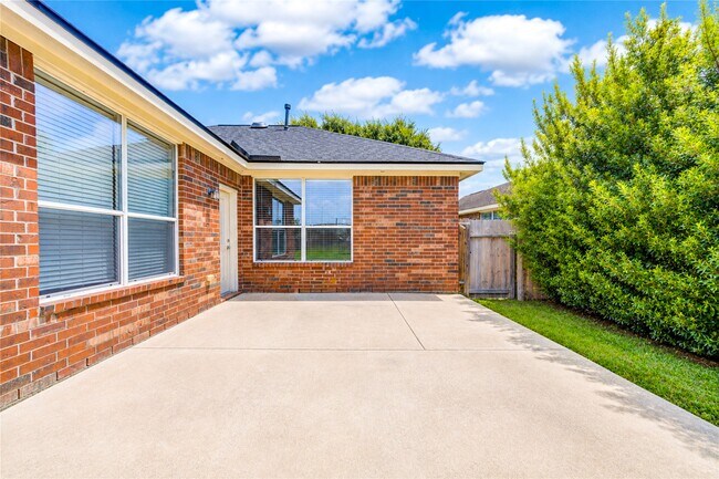 Building Photo - 22027 Field Green Dr
