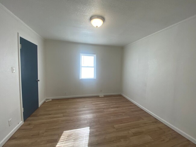 Building Photo - Spacious 2 Bedroom Home At A Great Price!