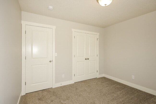 Building Photo - 4621 S W Pk Dr