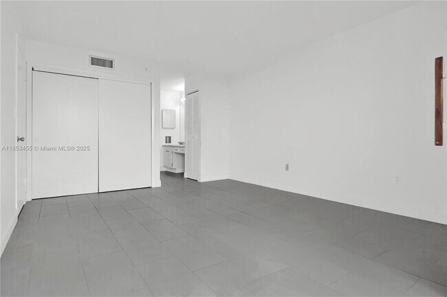 Building Photo - 16751 NE 9th Ave