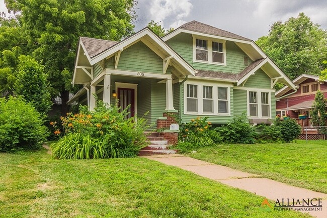 Building Photo - Gorgeous Home!!