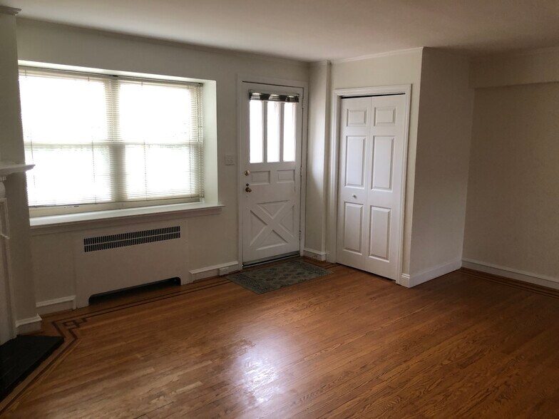 Building Photo - 246 Stoneway Ln