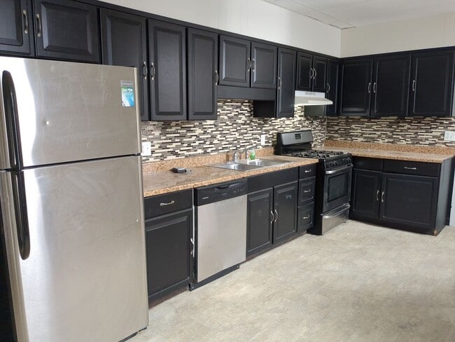 Building Photo - Recently renovated 4/5 Bedroom house