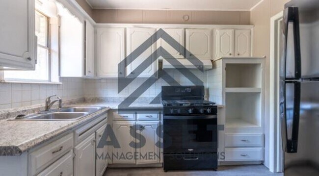 Building Photo - 4 bedroom 1 bathroom home in Midwest City!