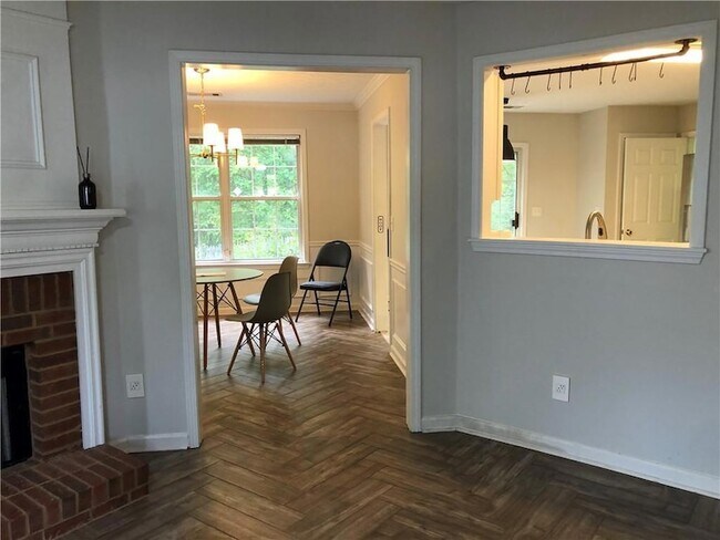 Building Photo - 370 Manor Glen Dr