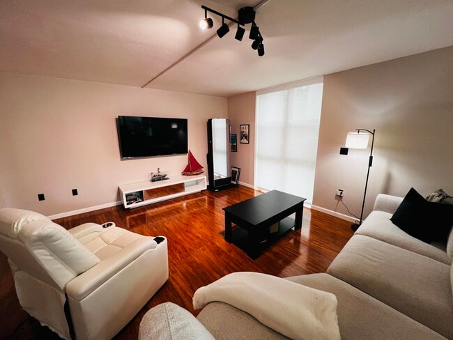 Building Photo - 1201 River Reach Dr