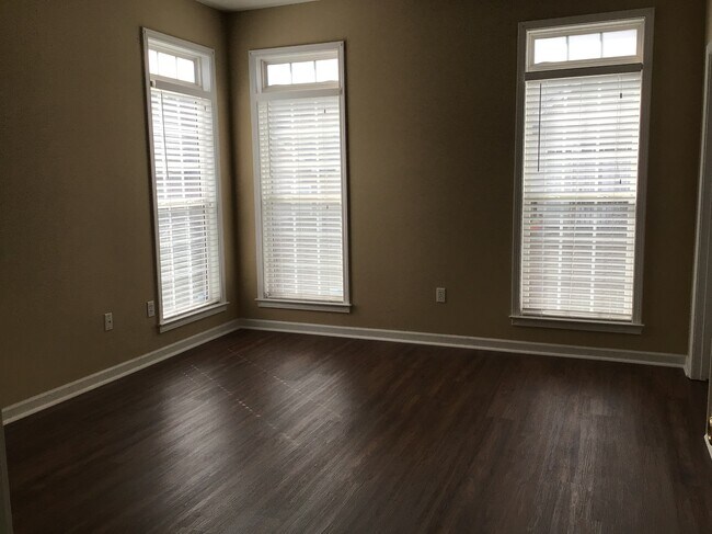 Building Photo - 303 Stallion Rd