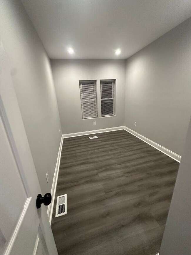 Building Photo - 4 Bedroom Spacious House